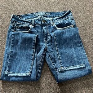 American Eagle outfitters skinny stretch jeans size 6. Great Condition.